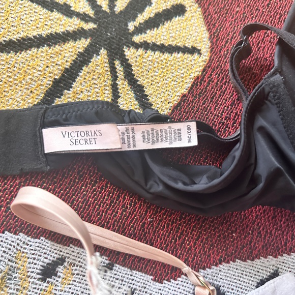 Two Victoria Secret bras 36C one is lace and one is push up - Picture 3 of 5